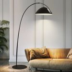 آباژور ایستاده Pluma با پایه فلزی مشکی، کلاهک، نورپردازی ملایم محیطی، مناسب دکوراسیون پذیرایی مدرن و مینیمال